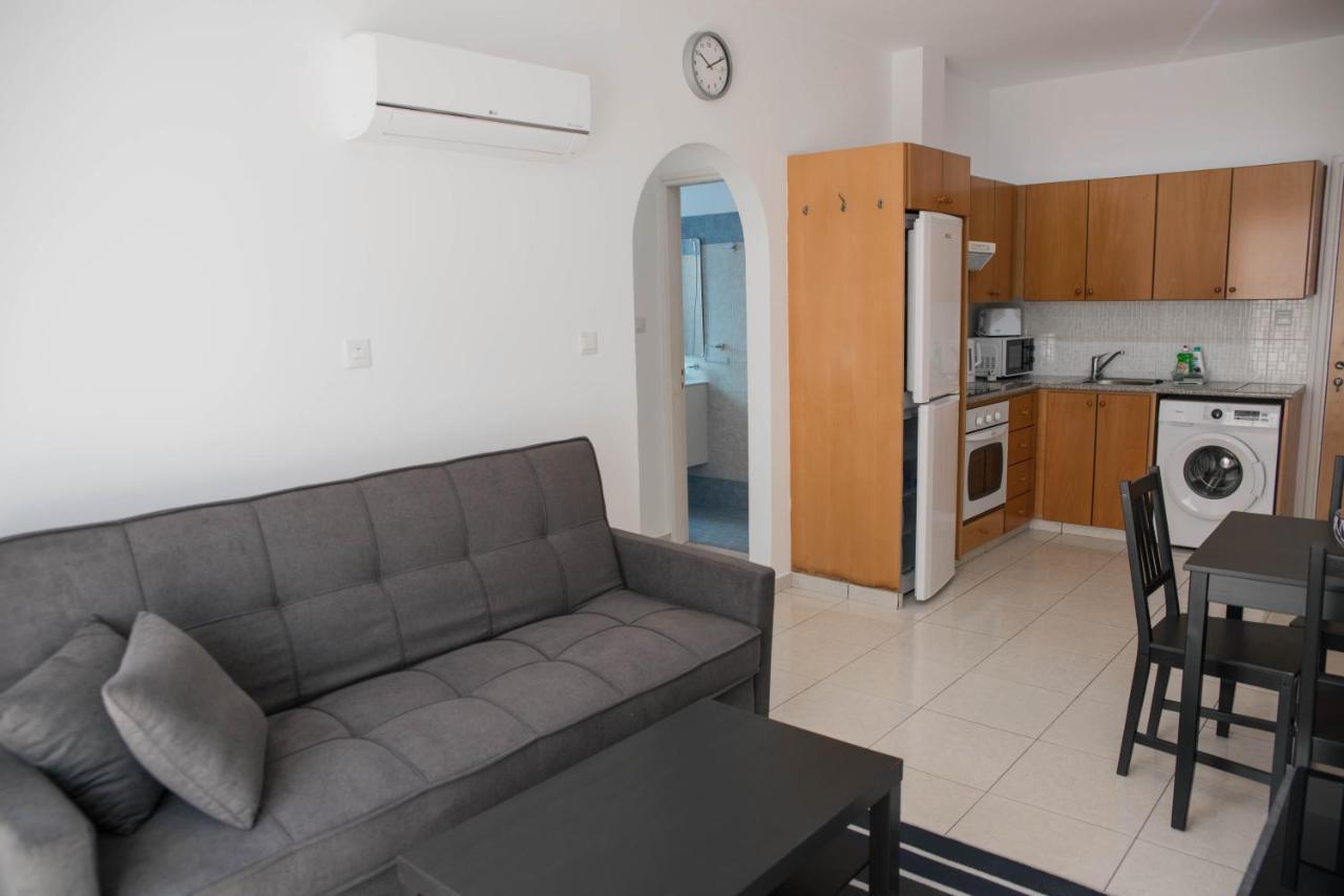 Renovated One Bedroom Apartment In Paphos With Pool 외부 사진